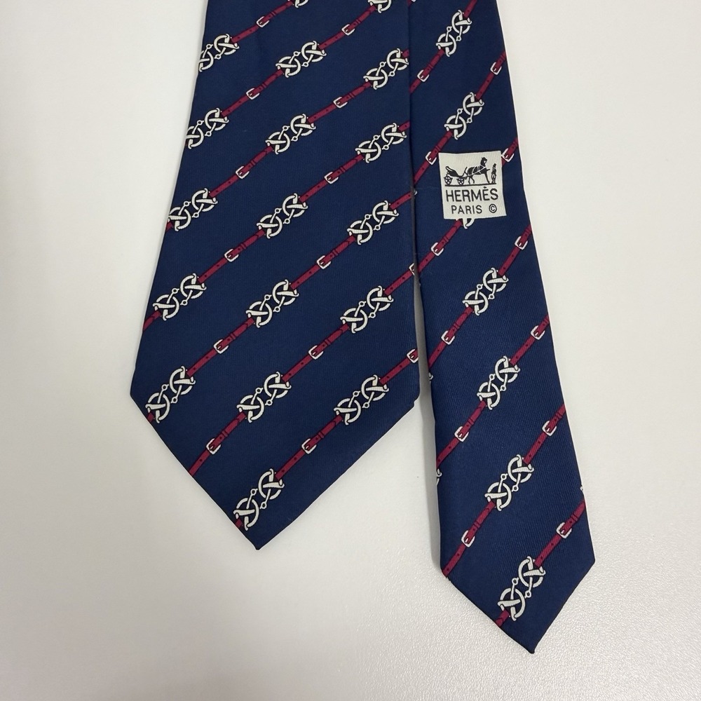 Hermes Men's Tie Equestrian Chain Links Navy & Red Silk 7211 UA 3" (W) x 57" (L) - Picture 2 of 8